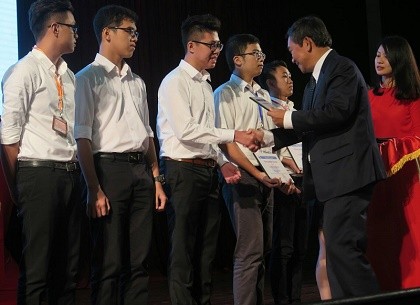 62 tân sinh viên nhận học bổng hơn 7 tỉ đồng