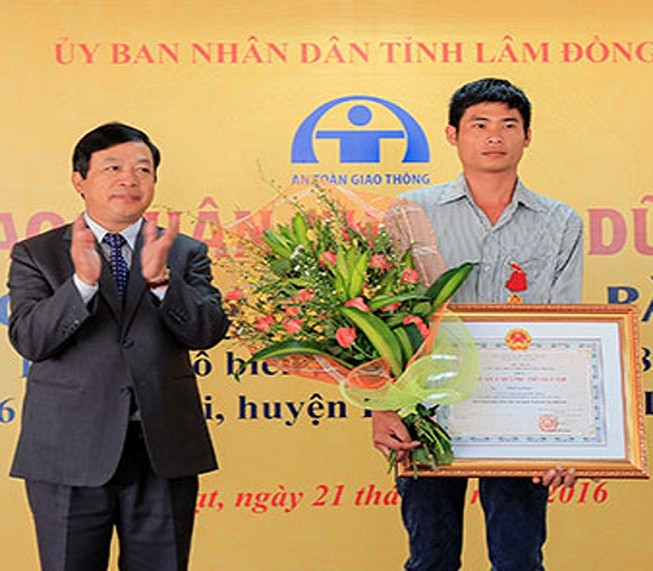 Tài xế Bắc nhận huân chương Dũng cảm