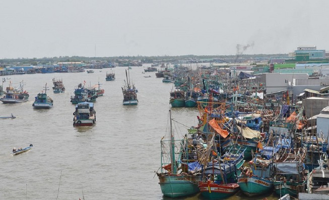 Tàu đánh cá bốc cháy trong đêm
