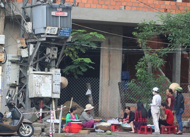 Vô tư kinh doanh dưới biến áp ‘tử thần’