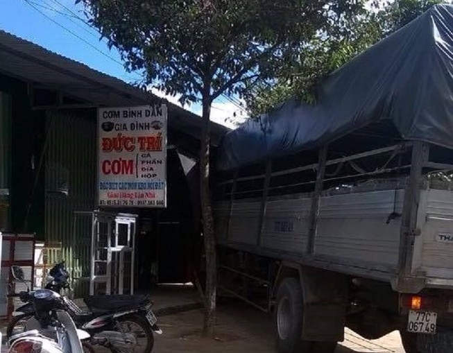 Xe tải trôi tự do, đâm sầm vào quán cơm