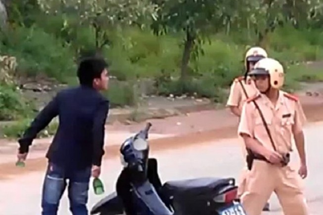 Không đội mũ bảo hiểm còn gọi đồng bọn đến đánh CSGT