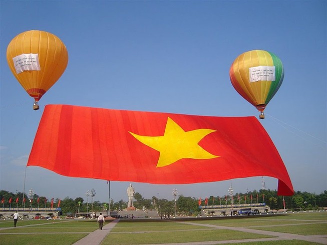 Hiểu đúng về 'treo cờ không chuẩn bị phạt 5 triệu đồng'