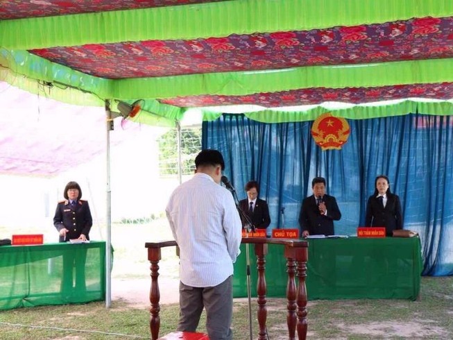 Bị tội từ việc... sửa cái nhà vệ sinh