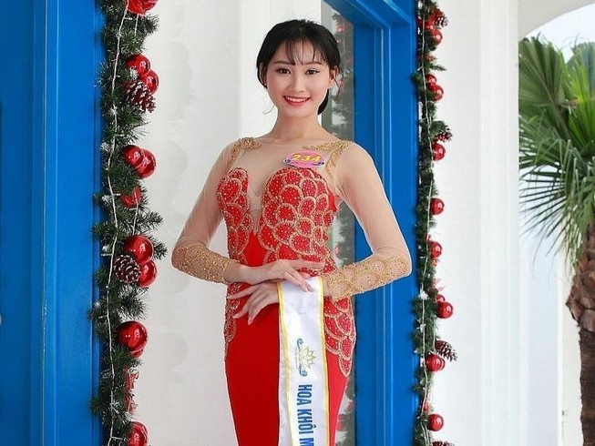 Cô bé trồng thanh long đăng quang Hoa khôi miền Trung