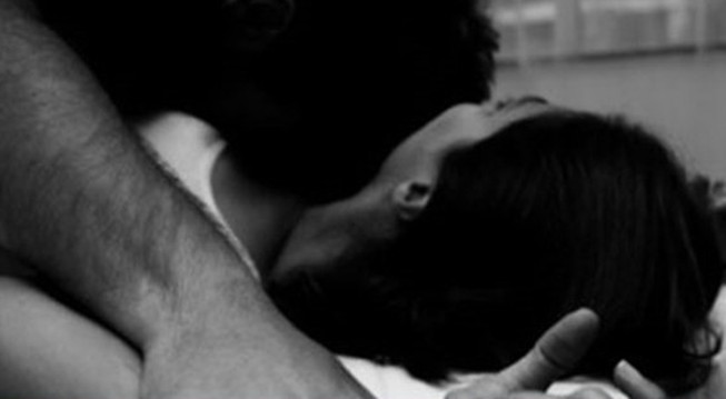 Tiếp viên vũ trường bị cưỡng bức ở bờ sông