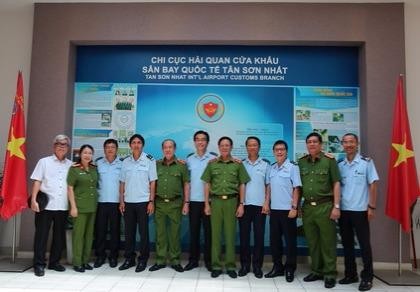 Bộ trưởng Bộ Công an tặng bằng khen cho hải quan Tân Sơn Nhất