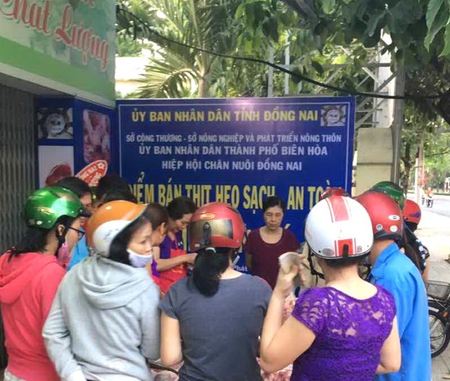 Kéo nhau đi mua thịt heo giá rẻ, có loại 40.000 đồng/kg