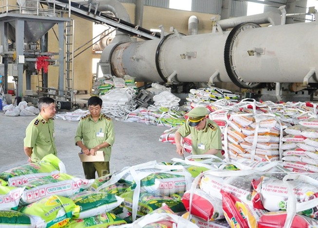 Phân bón 'đẻ' quá nhanh nên quản lý không được?