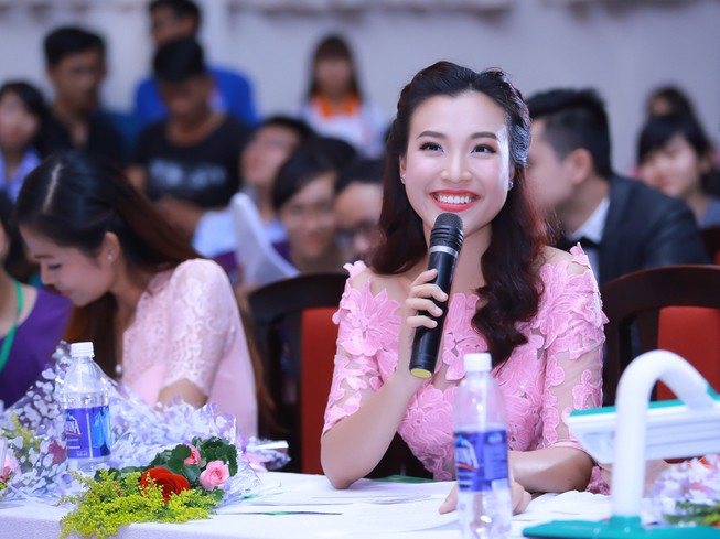 Á hậu Hoàng Oanh chấm thi Nét đẹp sinh viên