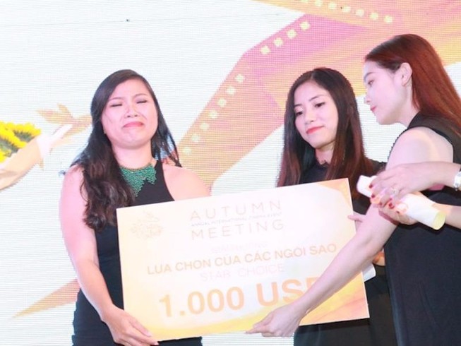 Diễn viên 'Tôi thấy hoa vàng... ' khóc trên sân khấu