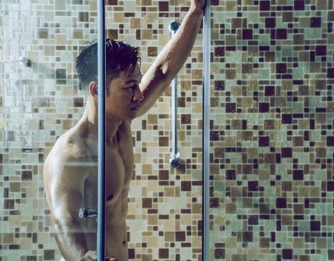 Tại sao không cho ca sĩ Đức Tuấn khỏa thân?