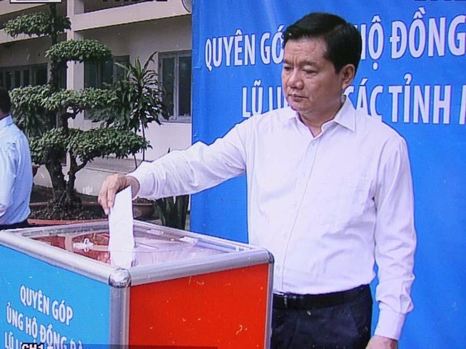Bí thư Thăng đóng góp ủng hộ đồng bào miền Trung