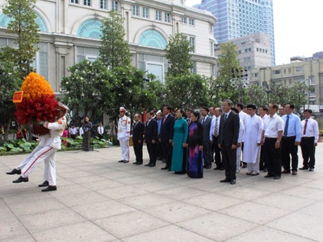 Lãnh đạo TP.HCM dâng hương Chủ tịch Hồ Chí Minh