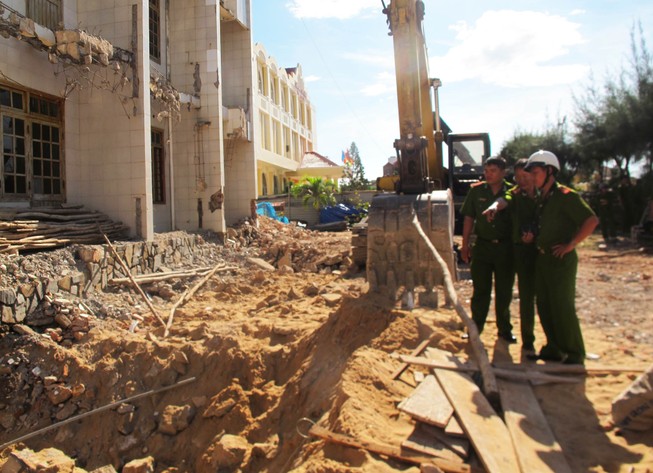 Sập chân móng khách sạn đang cải tạo, hai người bị thương