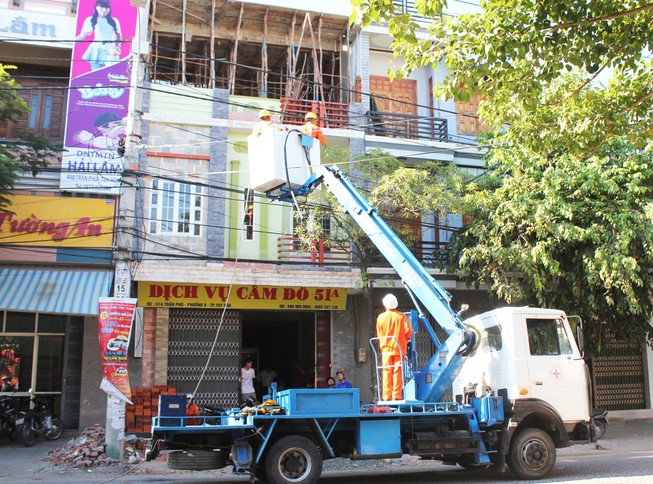 Chạm vào đường điện hạ thế, hai công nhân bị thương nặng