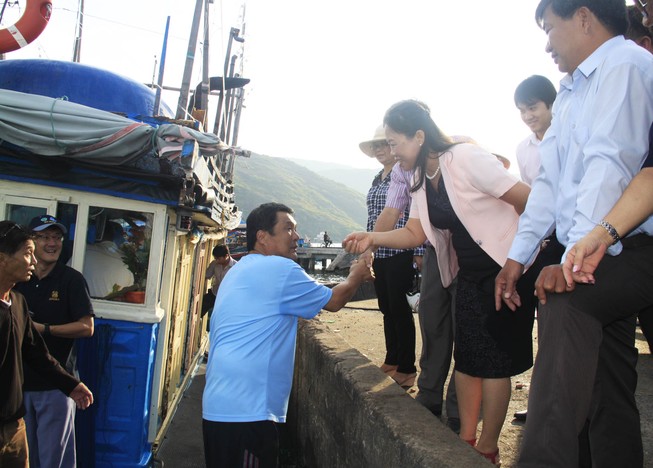 Bốn chuyên gia Nhật cùng ngư dân ra khơi đánh bắt cá ngừ đại dương