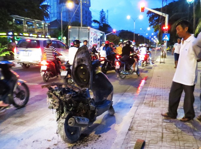 Xe máy bốc cháy khi đang chạy giữa đường phố