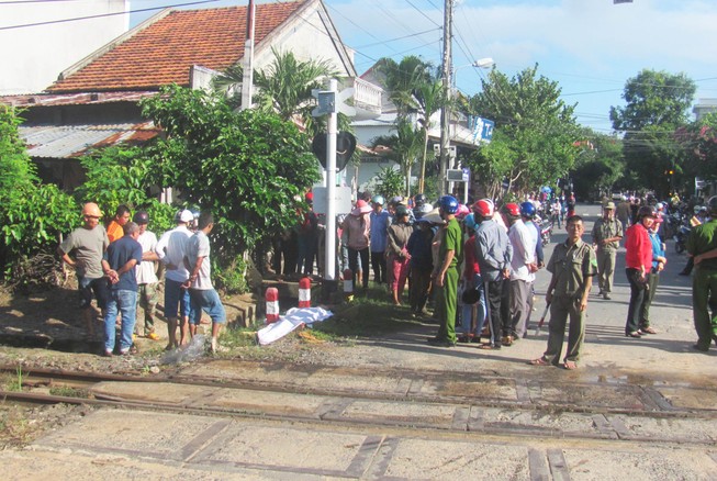 Băng qua đường, cụ bà bị tàu lửa tông chết