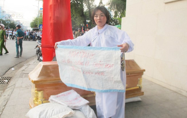 Gây sức ép với ngân hàng về việc phát mãi khách sạn
