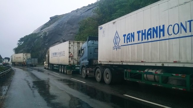 Hàng trăm ô tô đang dồn cục ở đèo Cả