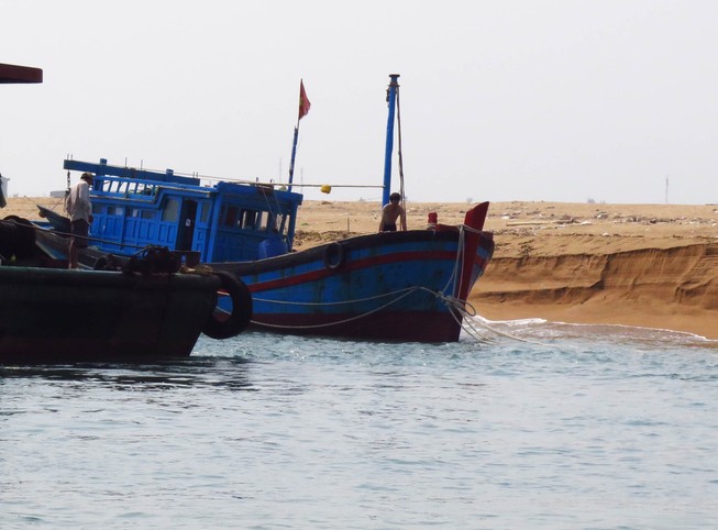 Sóng lớn, cửa biển bồi lấp khiến tàu cá liên tiếp bị nạn