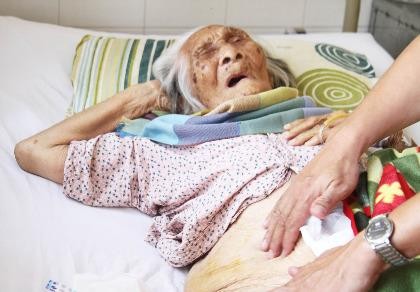 Thay khớp háng cho cụ bà 98 tuổi bị gãy xương đùi