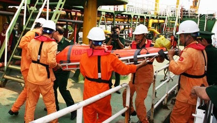 Cấp cứu kịp thời 1 ngư dân bị bệnh nặng trên biển