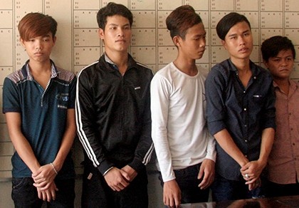 Bắt 10 thanh thiếu niên chém người loạn xạ trên phố