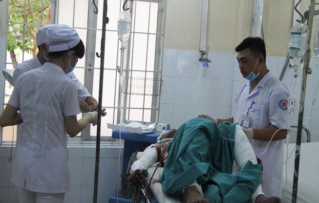 Xông vào bệnh viện tẩm xăng tự thiêu, đốt luôn vợ cũ