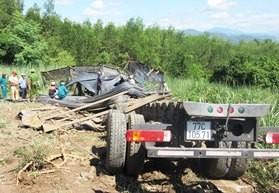 Xe chở thép lao xuống ruộng mía, 3 người tử vong