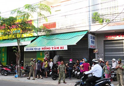 Mải nói chuyện, một phụ nữ bị thang vận chuyển hàng chèn tử vong