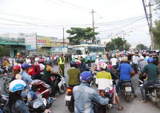 Quy Nhơn: Hai ông cháu chết thảm dưới bánh xe ben
