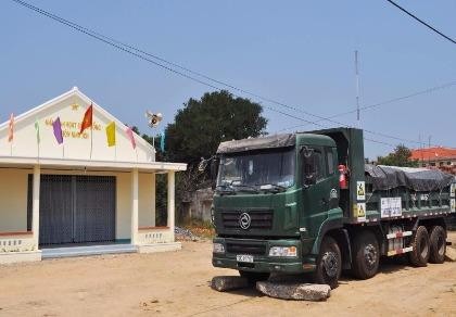 Sau 5 tháng 'bị giam', xe chở rác thải mới được giải cứu