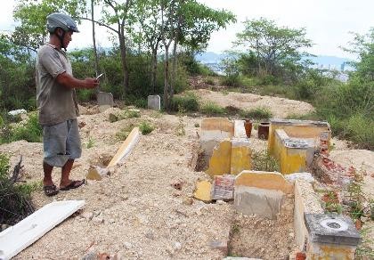 Cải táng 147 ngôi mộ bị dự án du lịch sinh thái đào phá