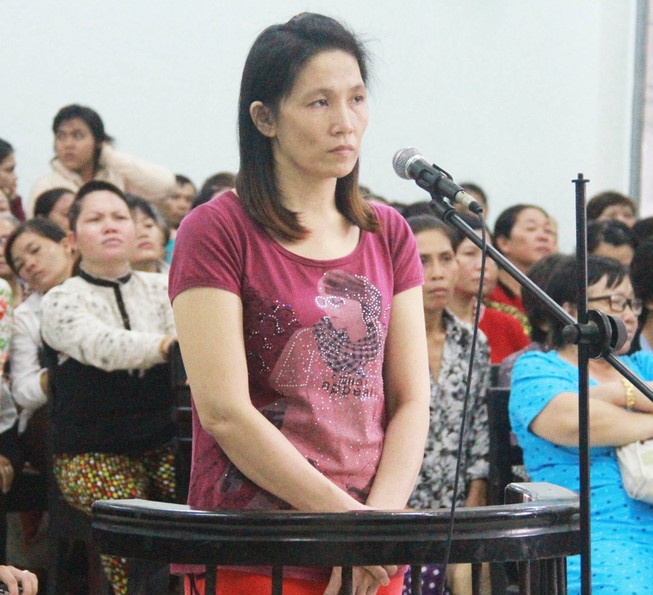 Vợ đốt chồng vì chồng đòi bán đất nuôi bồ nhí