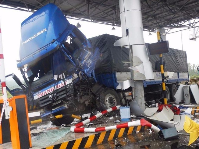 Xe tải tông vỡ trạm thu phí, 3 người bị thương