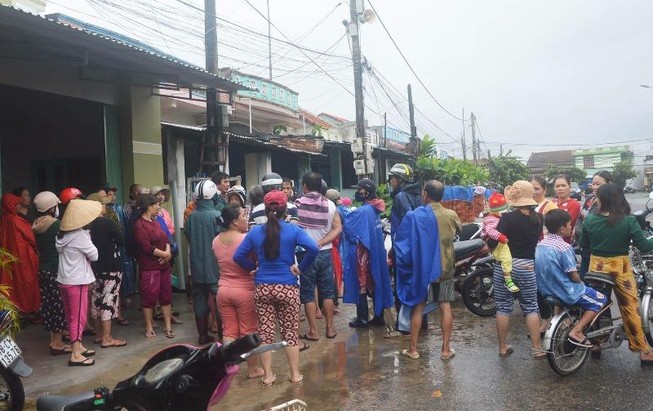 Bất lực nhìn 4 ngư dân bị lũ cuốn ra biển mất tích
