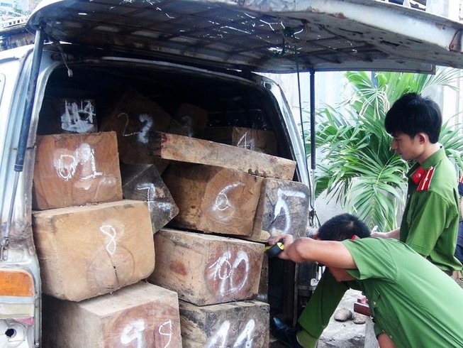 Bị kiểm tra, xe chở gỗ lậu lao thẳng vào tổ tuần tra CA