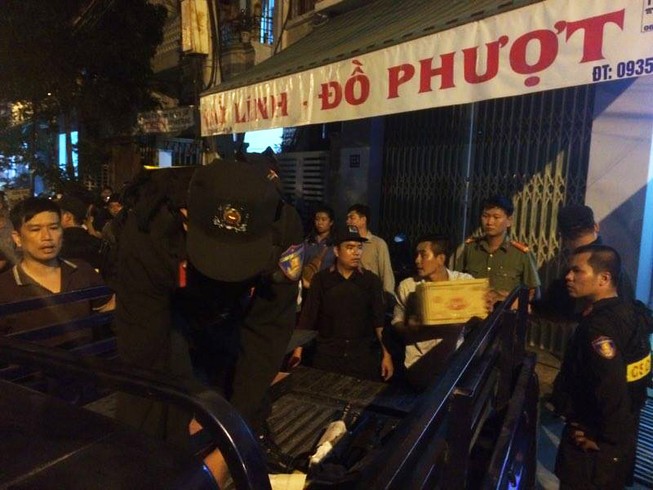 Hàng trăm cảnh sát đột kích kho vũ khí đội lốt cửa hàng