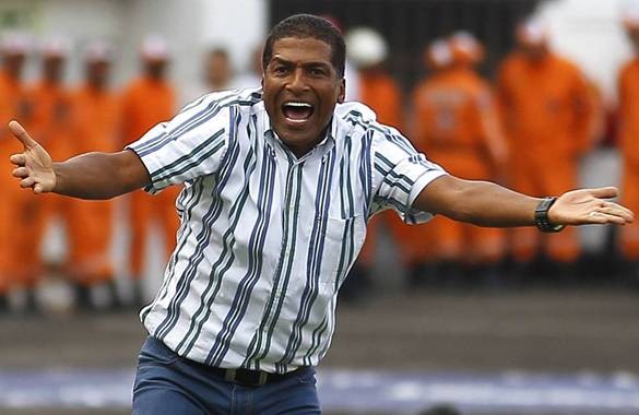 Cựu danh thủ Colombia ném bóng vào mặt cậu bé nhặt bóng