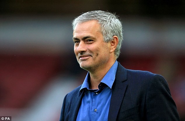 Mourinho và Rooney đã trao đổi gì trước Euro 2016?