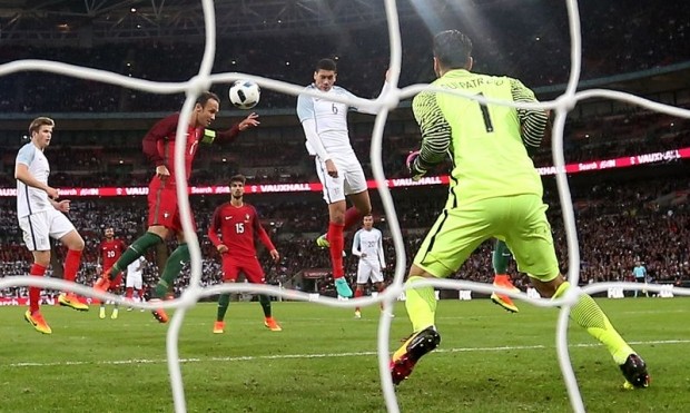 Giao hữu Anh - Bồ Đào Nha và chuyện Smalling