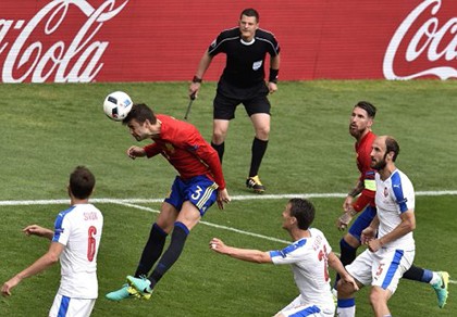 Cái đầu của Pique cứu Del Bosque
