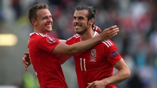 Wales 3-0 Nga: Bale bước vào… đền thiêng