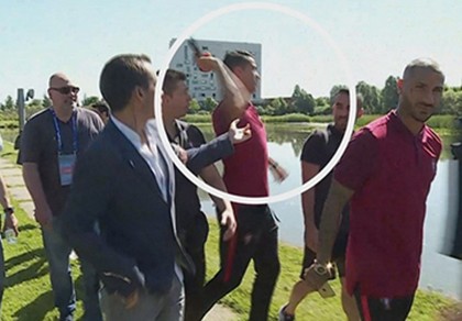 Vì sao phóng viên bị Ronaldo ném mic xuống hồ