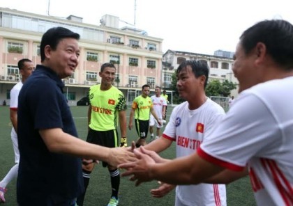 Ông Đinh La Thăng dự khán giải bóng đá từ thiện tại sân Tao Đàn