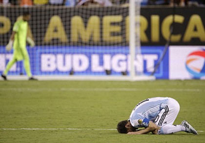 Messi đá hỏng phạt đền, giấc mơ Argentina lại tan vỡ