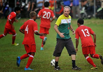 Đi khắp Indonesia tuyển quân cho AFF Cup, HLV Riedl than khó