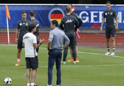 'Phương án 2' và nỗi lo của Loew